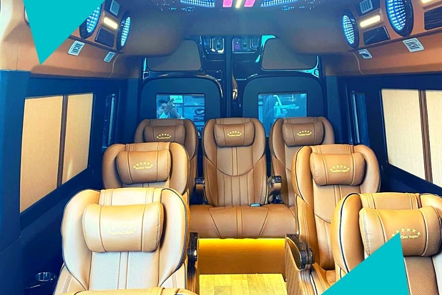 Không gian nội thất bên trong xe limousine trường thịnh