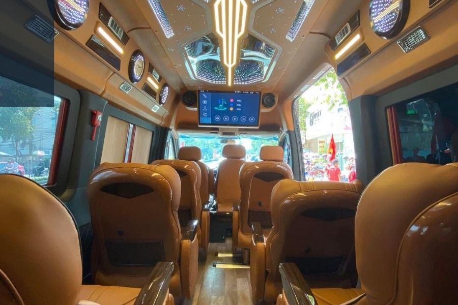 Không gian nội thất bên trong xe limousine trường thịnh