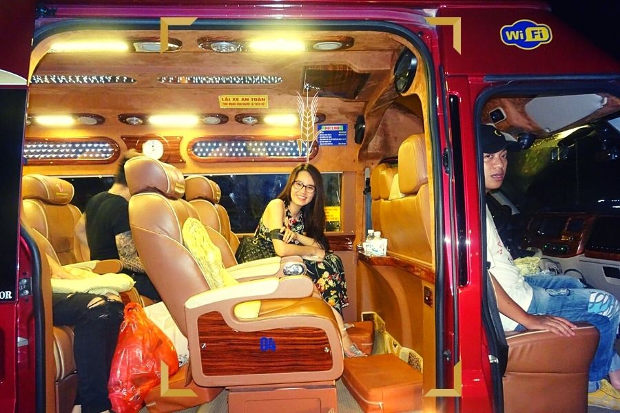 Không gian nội thất bên trong xe hồng vinh limousine