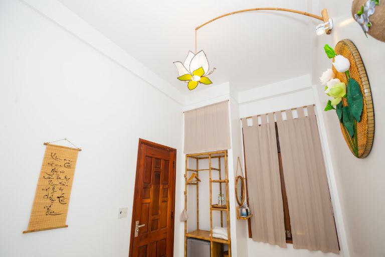 Tâm Homestay nằm giữa khu phố Tây và có vị trí rất thuận tiện cho việc du lịch và vui chơi. Nơi này được trang trí theo phong cách thiền nội thất; các vật liệt trang trí hoàn toàn bằng tre tự nhiên - một trong những biểu tượng văn hóa đặc trưng của người Việt.