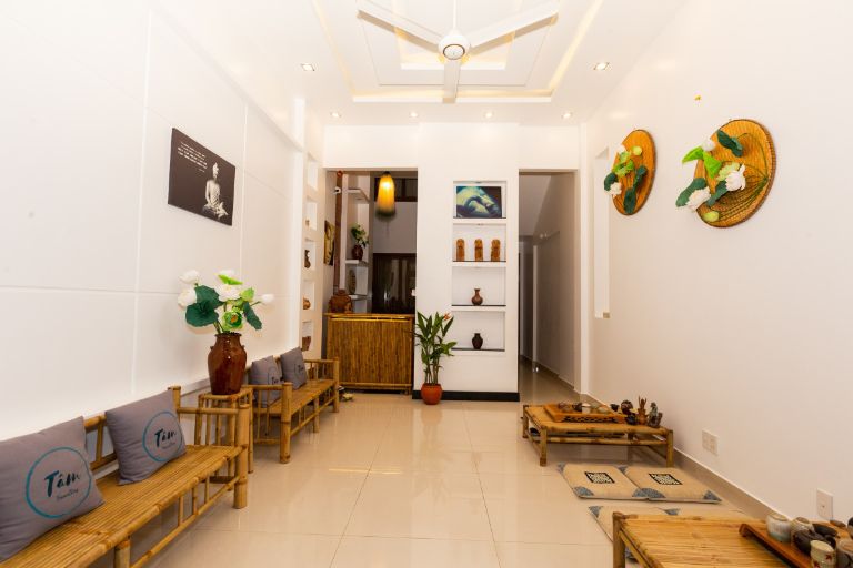 Tâm Homestay nằm giữa khu phố Tây và có vị trí rất thuận tiện cho việc du lịch và vui chơi. Nơi này được trang trí theo phong cách thiền nội thất; các vật liệt trang trí hoàn toàn bằng tre tự nhiên - một trong những biểu tượng văn hóa đặc trưng của người Việt.