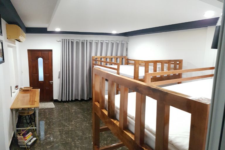 Citadel Homestay vốn là nhà ở thông thường và giờ được tân trang lại. Họ có ban công đẹp và thoáng mát; khu vực bếp cũng rộng và được chuẩn bị khá đầy đủ các vật dụng.