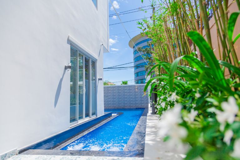 bể bơi tại GerberaHome Trang villa