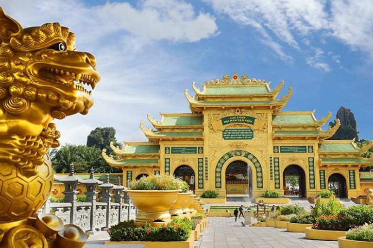 Cổng Thanh Vân màu vàng cực nổi bật tại khu du lịch Đại Nam