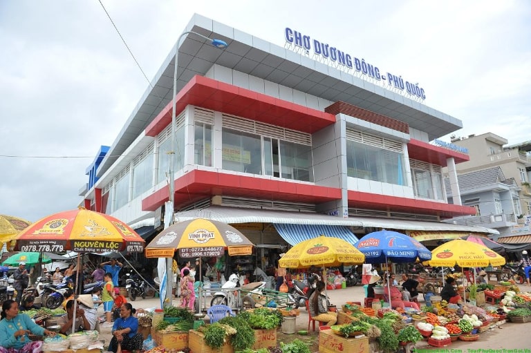 Chợ nằm ở đường Trần Phú, bạn có thể di chuyển bằng phương tiện tùy thích để đến chợ