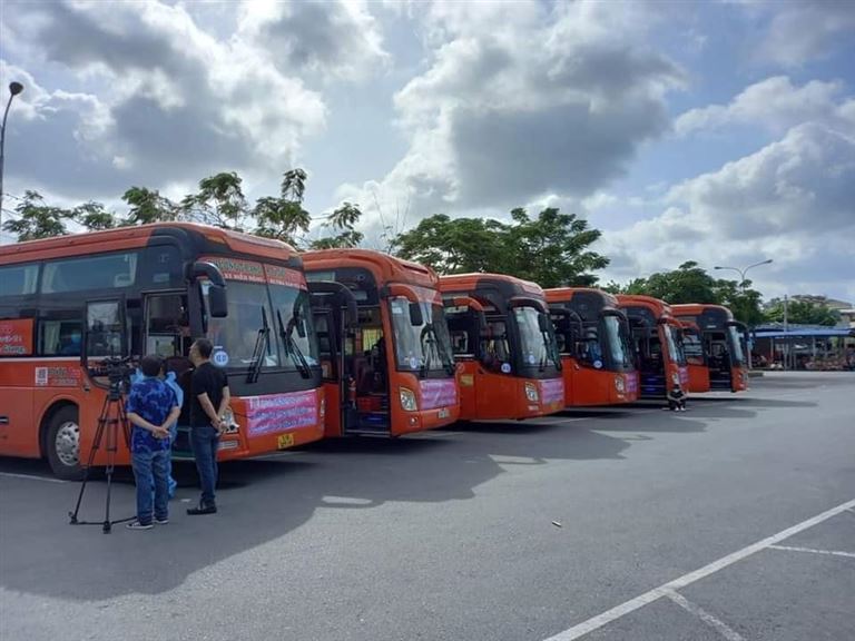 Xe khách Phương Trang được sơn màu cam đồng bộ, tạo dấu hiệu nhận biết khó quên trong lòng khách hàng.