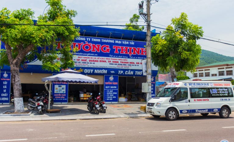 Văn phòng nhà xe Trường Thịnh nơi khách hàng mua vé xe Sài Gòn Bình Định hoặc đăng ký dịch vụ chuyển phát hàng hóa.