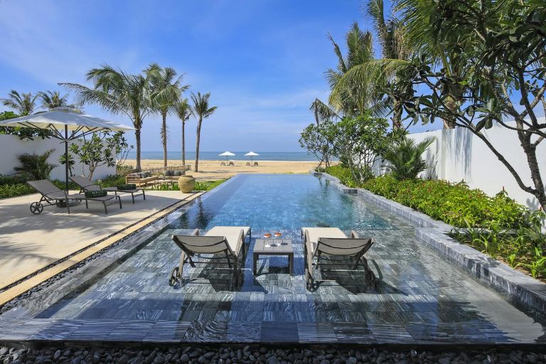 bể bơi tại melia hồ tràm resort