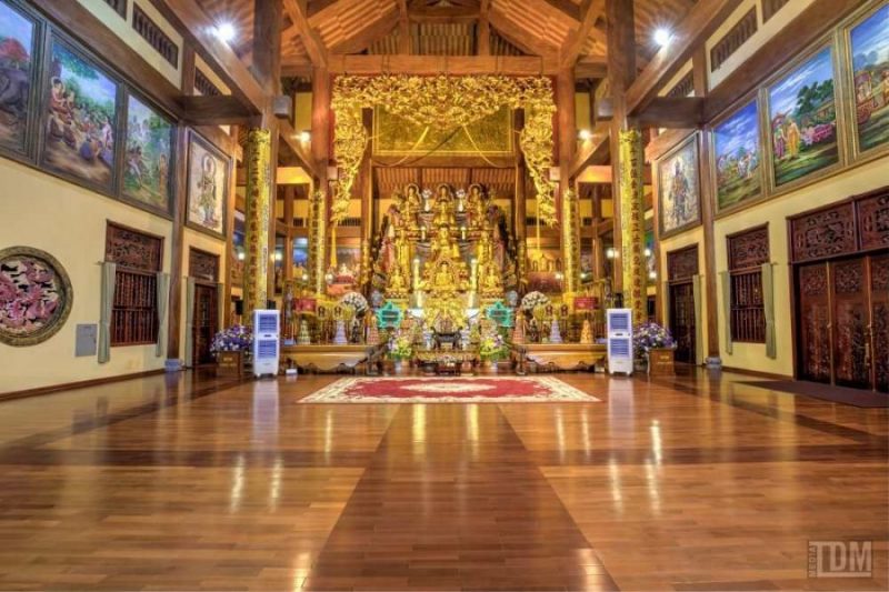 chính điện chùa ba vàng