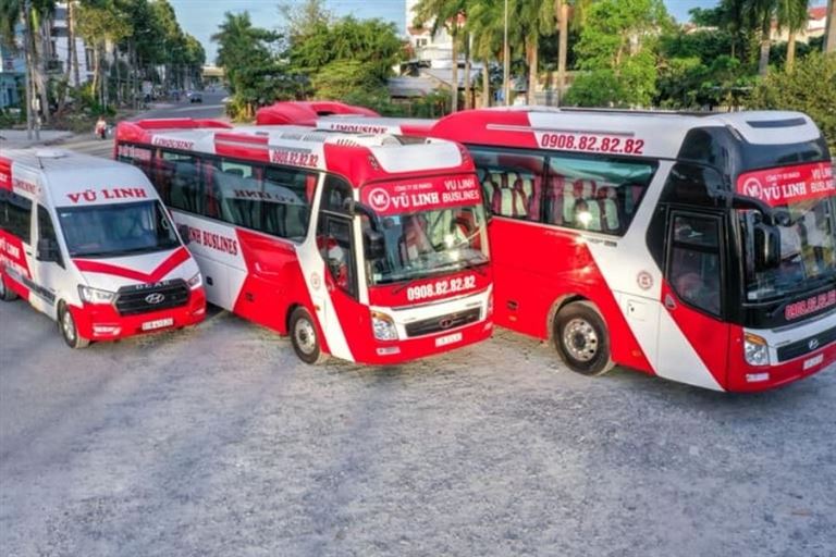 Xe Vũ Linh limousine có đội ngũ nhân viên chuyên nghiệp. Họ không ngần ngại tư vấn hỗ trợ khách hàng bất cứ lúc nào. 