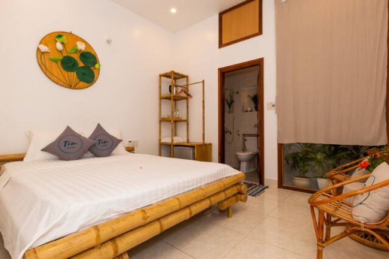 Tâm Homestay nằm giữa khu phố Tây và có vị trí rất thuận tiện cho việc du lịch và vui chơi. Nơi này được trang trí theo phong cách thiền nội thất; các vật liệt trang trí hoàn toàn bằng tre tự nhiên - một trong những biểu tượng văn hóa đặc trưng của người Việt.