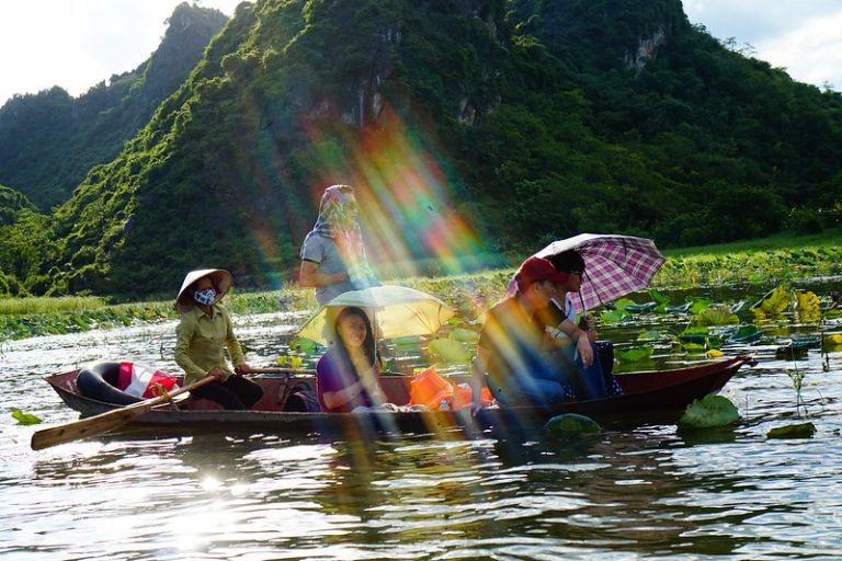 Đi thuyền chiêm ngưỡng cảnh vật và thiên nhiên trù phú, hùng vỹ của thiên nhiên Quan Sơn