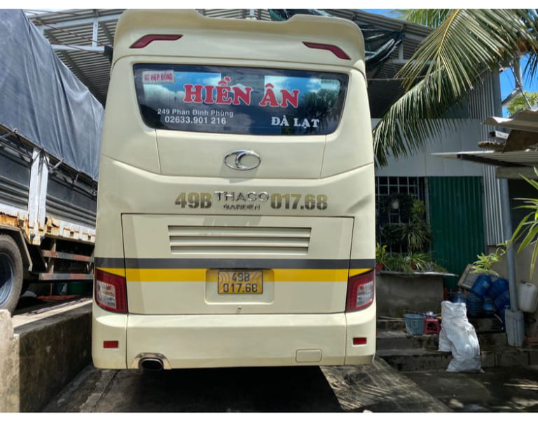 Khách hàng đi xe Hiền Ân không chỉ được trải nghiệm không gian sang trọng trên xe limousine mà còn được tặng khăn lạnh và nước uống miễn phí.