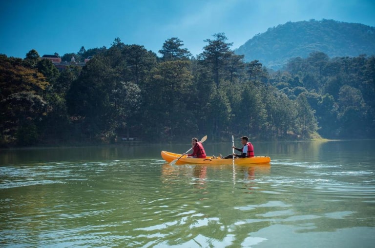 Chèo thuyền Kayak - hoạt động ngoại khóa nổi bật tại resort Đà lạt