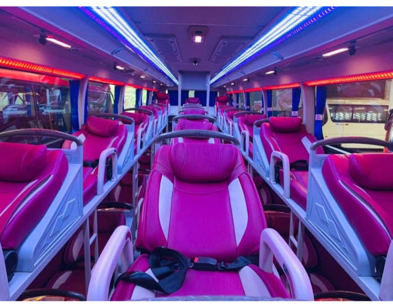 Xe khách Quảng Ninh Hà Nam được trang bị đầy đủ hệ thống ánh sáng đa màu tạo không gian tinh tế, sang trọng và bắt mắt.