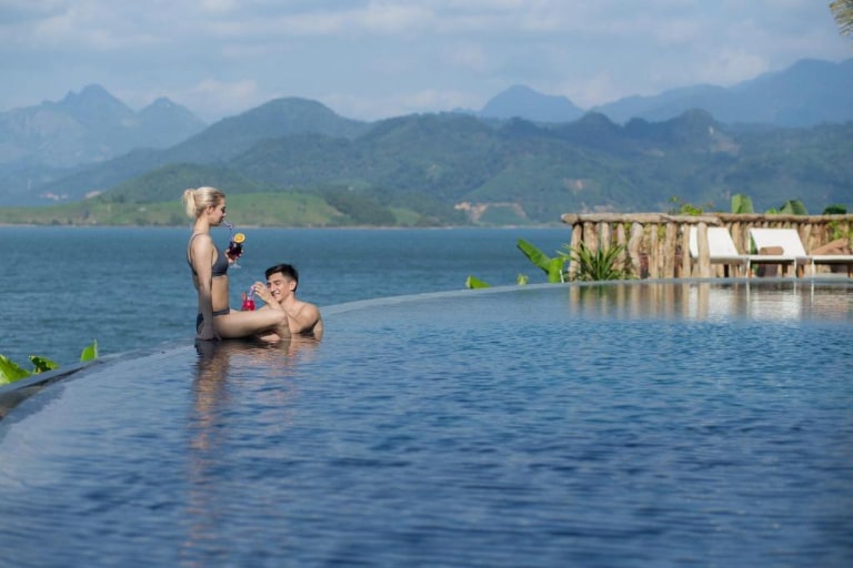 Bể bơi vô cực tại Mai Châu Hideaway resort Hòa Bình