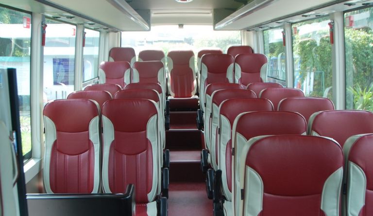 Ghế ngồi được bọc da cao cấp mang đến cho hành khách chất lượng thoải mái êm ái