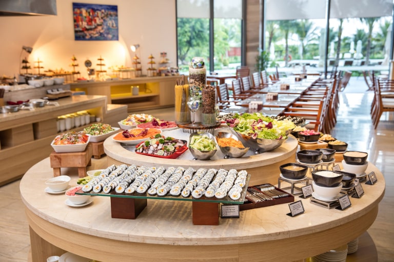 Buffet sáng miễn phí là dịch vụ tại resort Cam Ranh Riviera