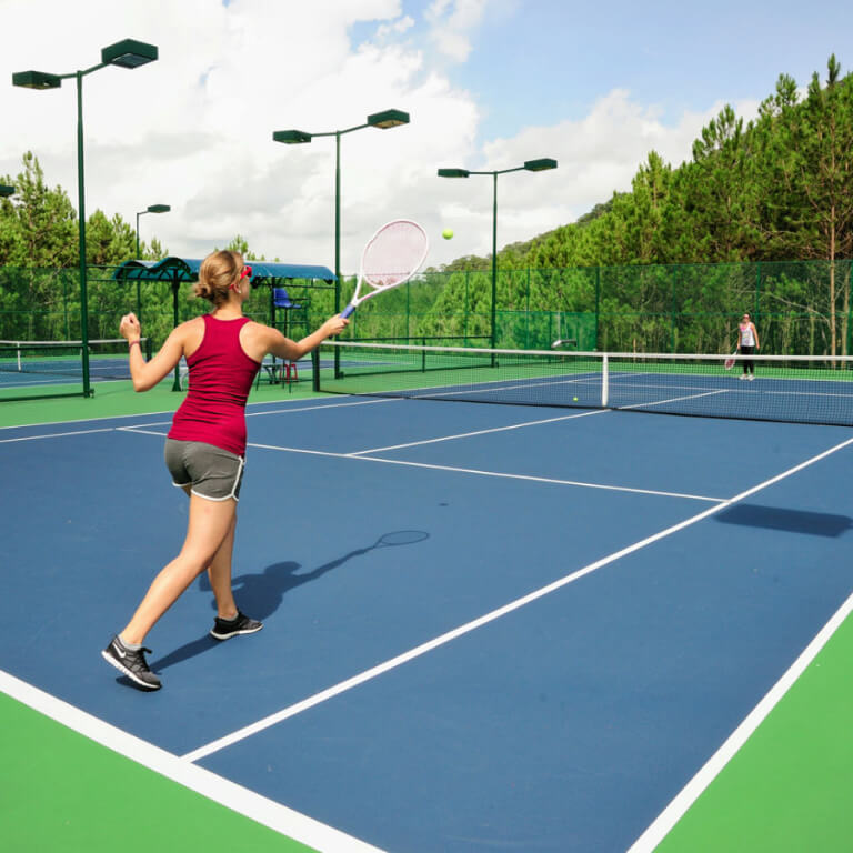 Đổ mồ hơi cùng những bước chạy trên sân tennis