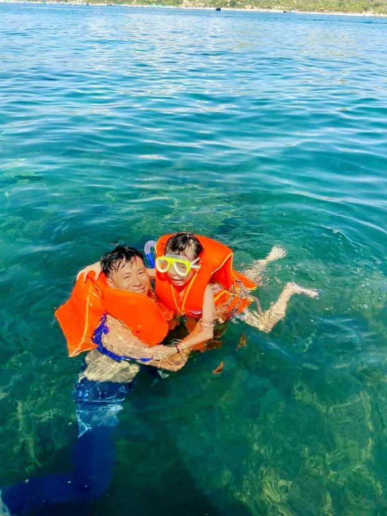 Cha và con lặn biển tại resort Escalade