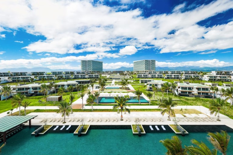 Khuôn viên đẳng cấp của resort Alma Cam Ranh