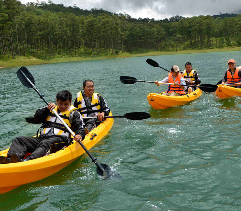 Du khách resort Edensee chèo thuyền quanh hồ Tuyền Lâm