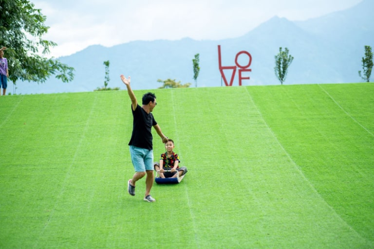 Dịch vụ trượt cỏ thú vị tại An Lạc resort Hòa Bình