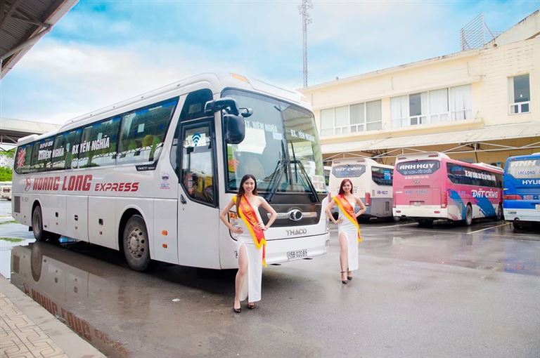 Hoàng Long có đội ngũ nhân viên thân thiện, hoà đồng, có phong thái làm việc chuyên nghiệp, chu đáo. 