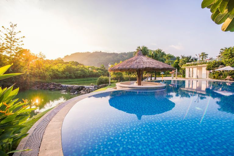 Hồ bơi tại Xanh Villa - Resort gần Hà Nội