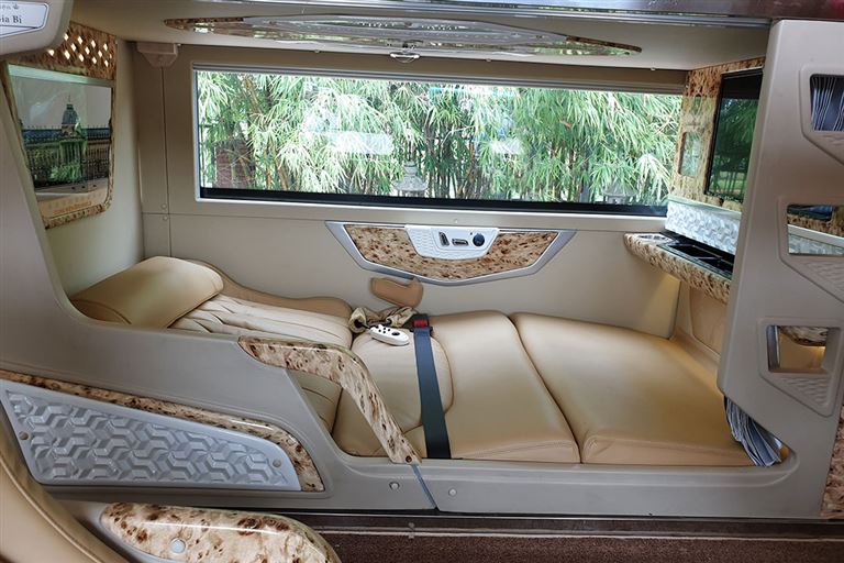 Xe limousine 20 cabin Sao Việt được trang bị giường nằm massge hiện đại bậc nhất Việt Nam, có thể nâng hạ, ngả các tư thế theo mong muốn khách hàng.