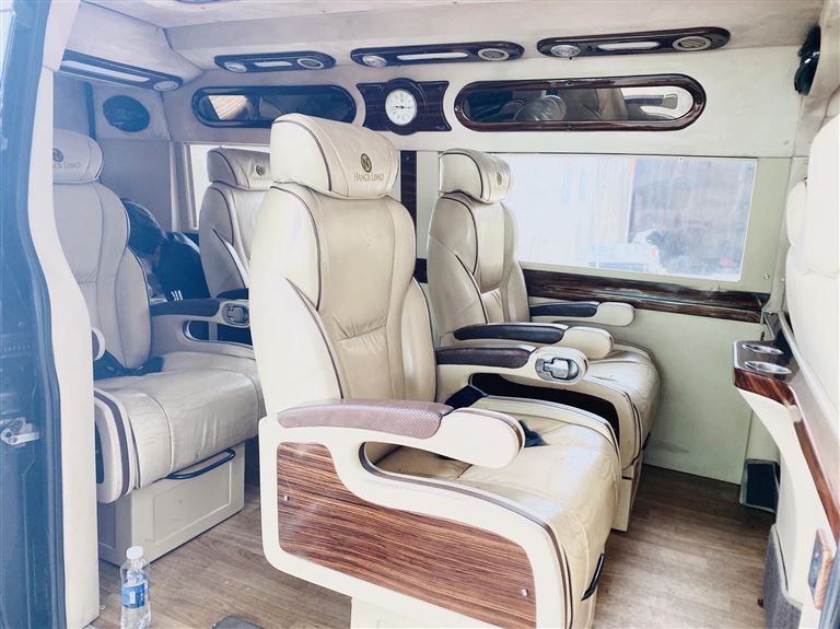 Ghế ngồi của xe Hùng Cường Limousine là loại cao cấp, giúp khách hàng không bị mệt mỏi dù đi đường dài. 