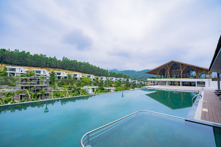 Bể bơi vô cực tại Irovy resort Lương Sơn