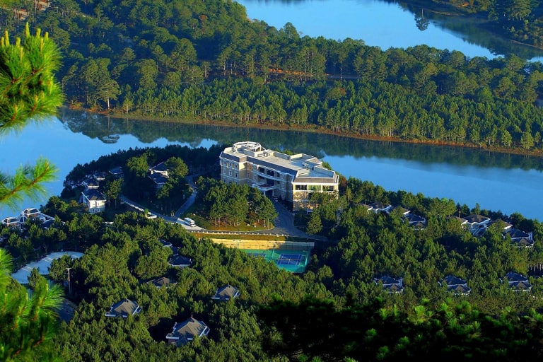 Khung cảnh thơ mộng của resort Dalat Edensee Lake 4 sao Đà Lạt