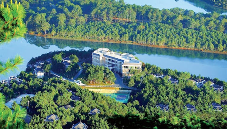 Resort Edensee nằm giữa mênh mông sóng nước