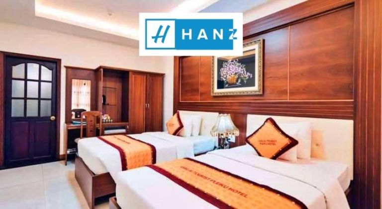 Phòng được decor các bức tranh nhỏ làm cho căn phòng thêm tính nghệ thuật. (Nguồn: Booking.com)