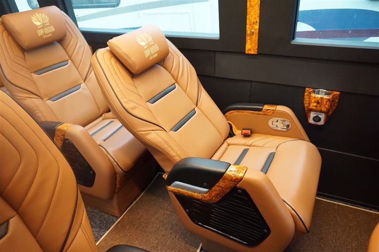 Không gian trong xe Duy Khang limousine 11 chỗ được thiết kế sang trọng với các tiện nghi hiện đại, cao cấp. 