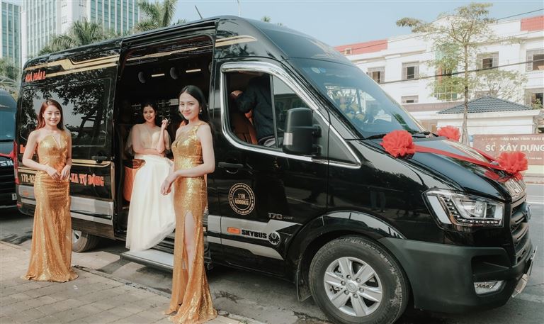 Khách hàng vô cùng hài lòng với chất lượng phương tiện và các dịch vụ mà Hà Hải limousine mang lại cho họ.