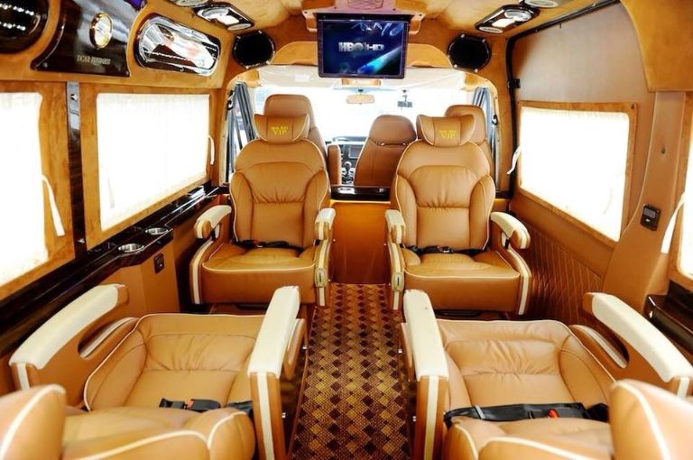 xe limousine hồng tiên