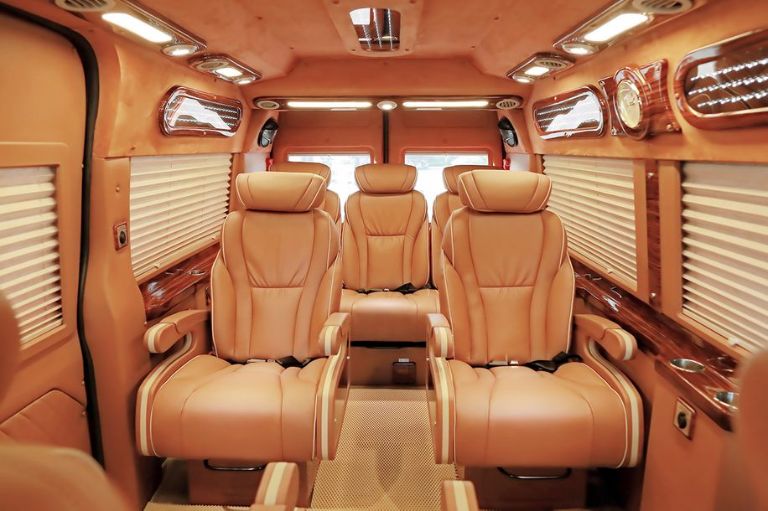 Dòng xe limousine được áp dụng công nghệ tiên tiến nhất phải kể đến như chế độ massage tự động tại mỗi ghế ngồi