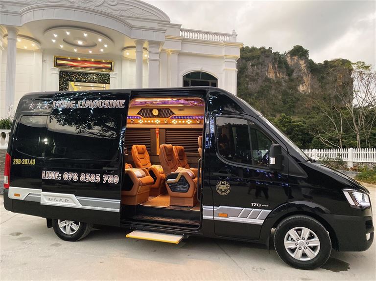 Hồng Hưởng limousine luôn làm hài lòng du khách bởi phong cách phục vụ tận tâm, chu đáo và các chuyến đi an toàn. 