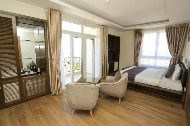 Toàn cảnh căn phòng Deluxe hướng biển được đa số các khách hàng yêu thích. (Nguồn: Booking.com)