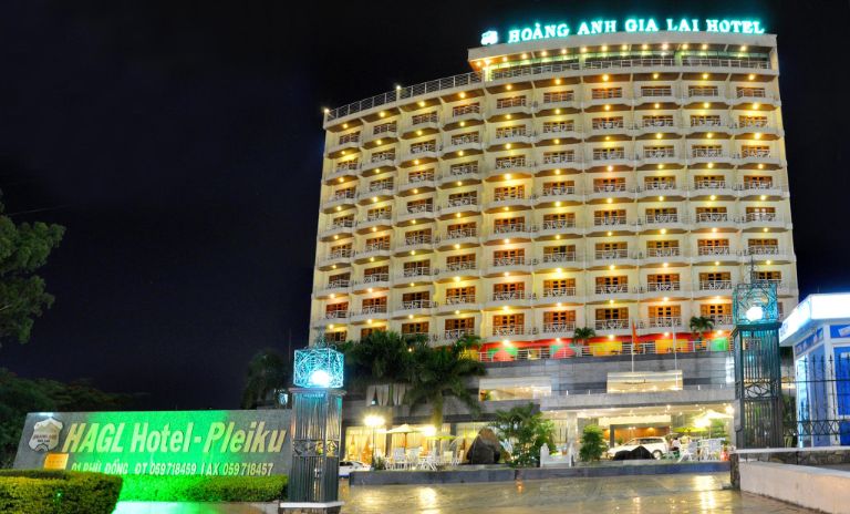 Khi ánh đèn lên, khách sạn trông như một cung điện lung linh nổi bật giữa trung tâm thành phố. (Nguồn: Internet)