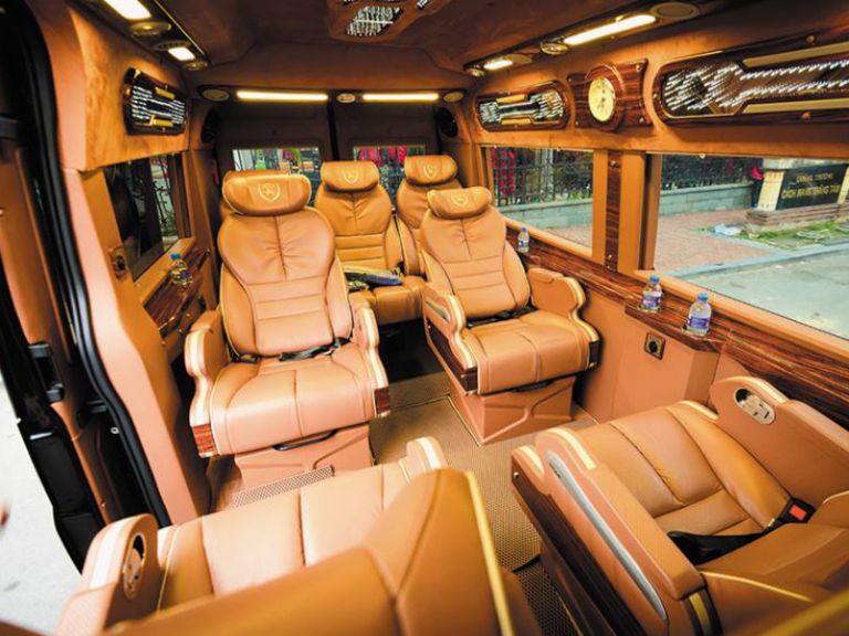 Xe limousine Hà Nội Đại Lải. 