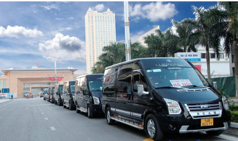 Cửa Ông Limousine hiện đang khai thác tuyến Hà Nội - Quảng Ninh - Móng Cái với xe Dcar Business 11 ghế ngồi.