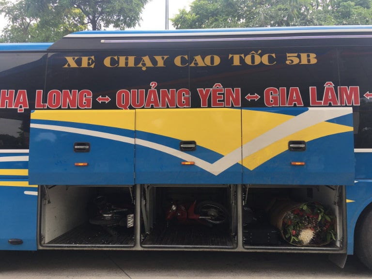 Dỡ hàng xe Hùng Đức