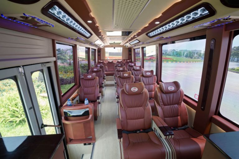 Không gian xe limousine của hãng Cát Bà Express đầy đủ tiện nghi mang đến cho hành khách chuyến đi chất lượng nhất 