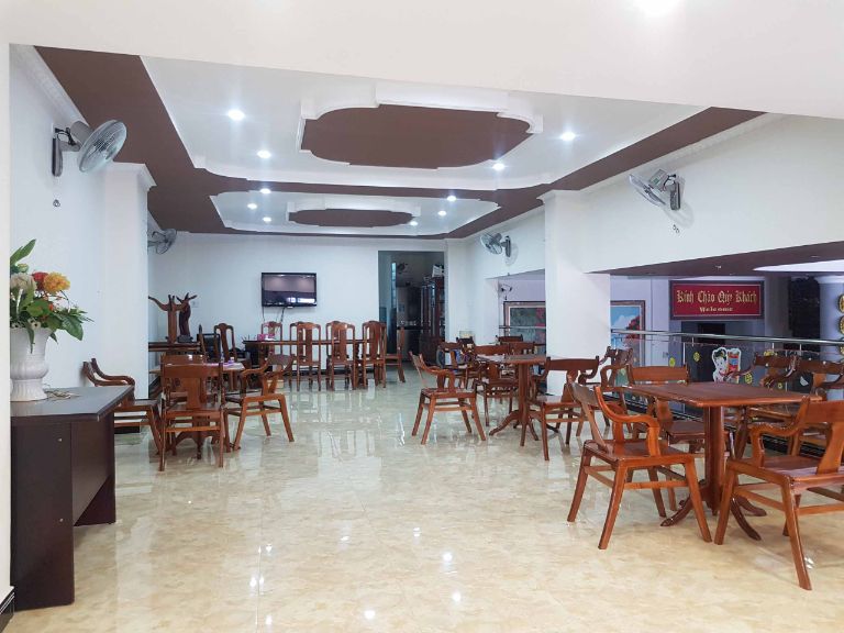 Nhà hàng có không gian rộng lớn, sạch sẽ, thoáng đãng giúp khách hàng có những bữa ăn ngon miệng. (Nguồn:taynguyenhotelkontum.com)