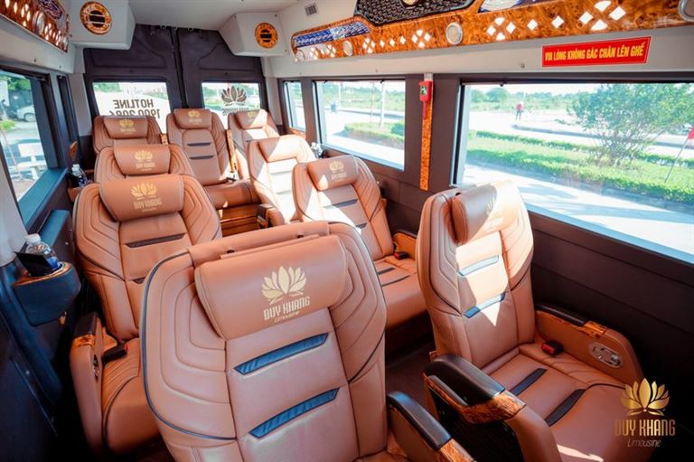 Ghế ngồi của xe Duy Khang limousine có thể linh hoạt điều chỉnh độ nghiêng ngả tạo tư thế thoải mái cho khách hàng trong suốt chuyến đi. 