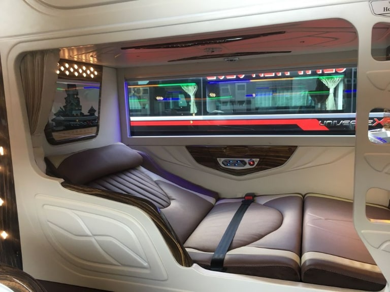 Xe limousine giường nằm cao cấp