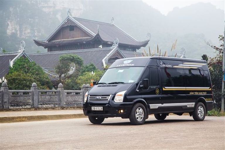 Nhân viên nhà xe X.E Việt Nam limousine năng nổ, sáng tạo, hết mình vì khách hàng. 